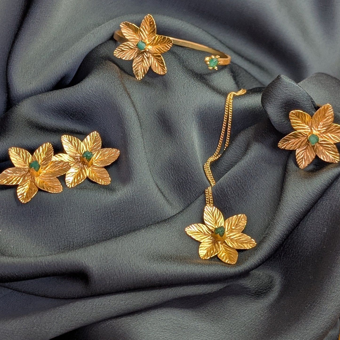 Muze Emerald Flower Ring