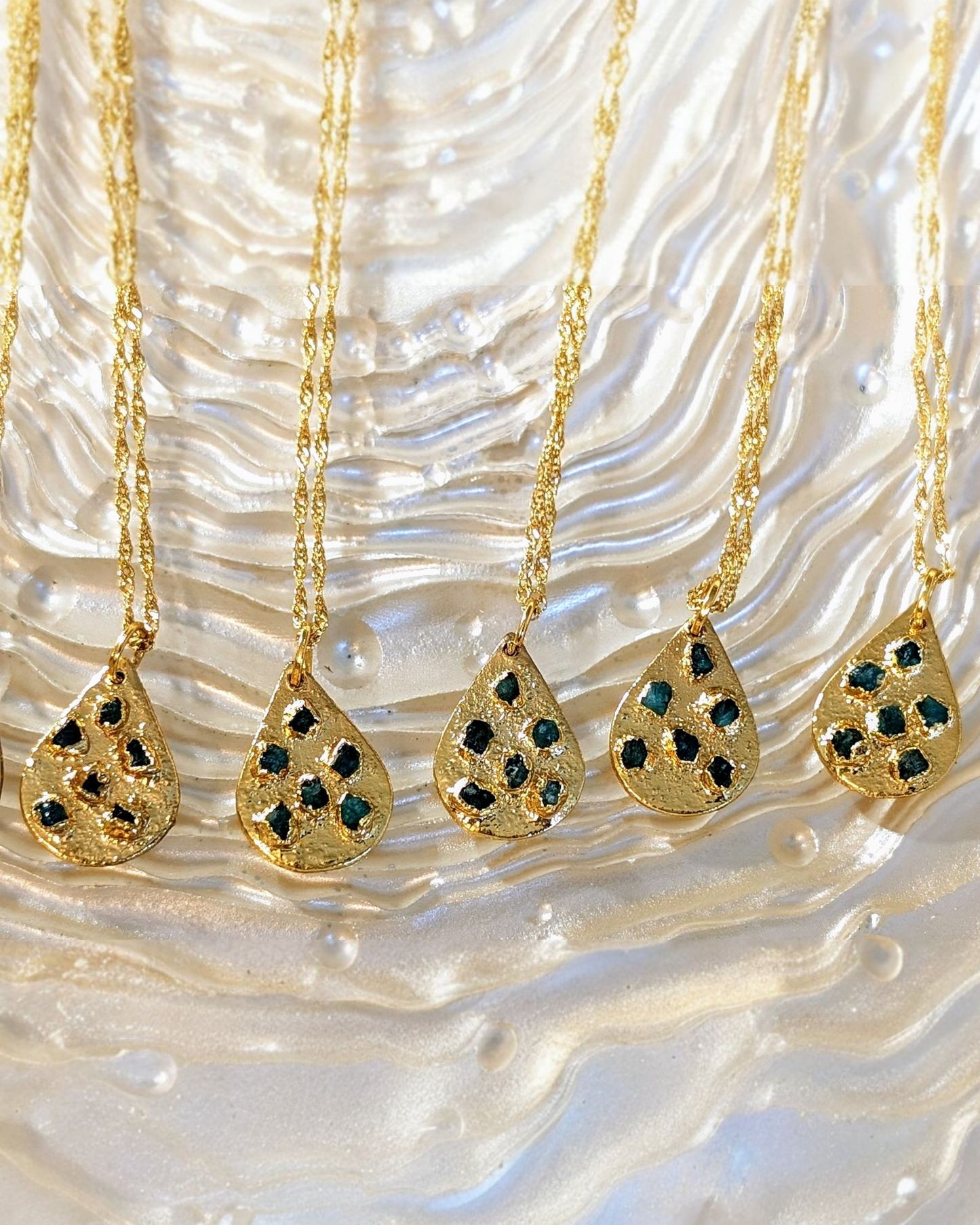 Muze Pebbled Pendant Necklace