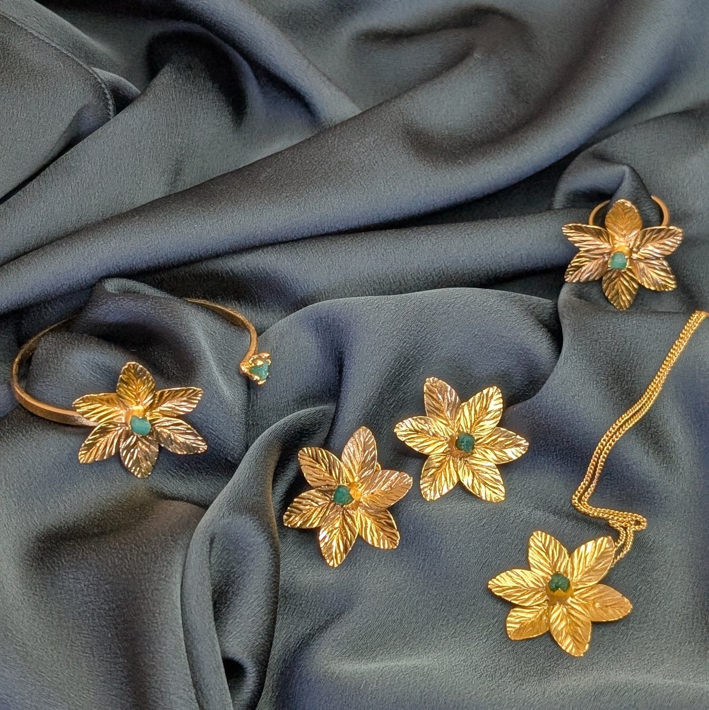 Muze Emerald Flower Choker