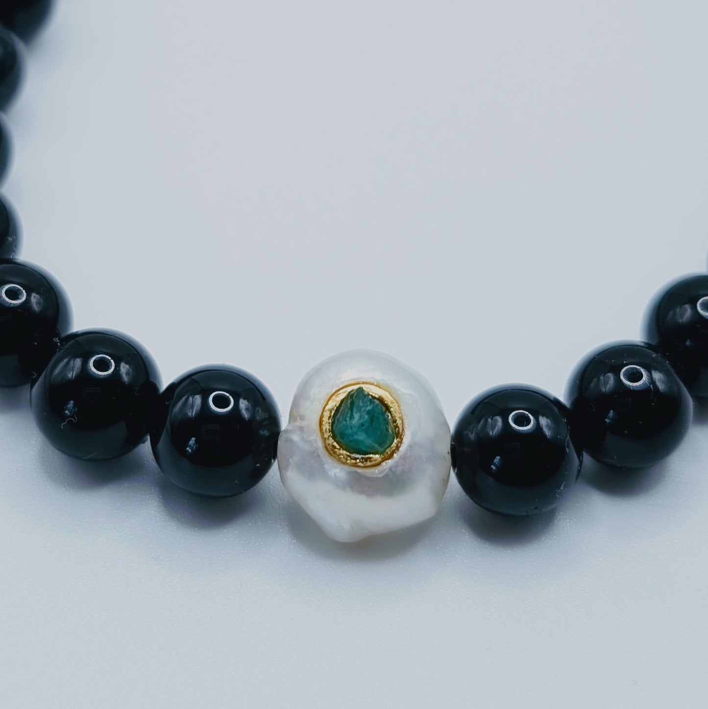 LUNA-Onix Necklace with Pearl and Emerald Pendant