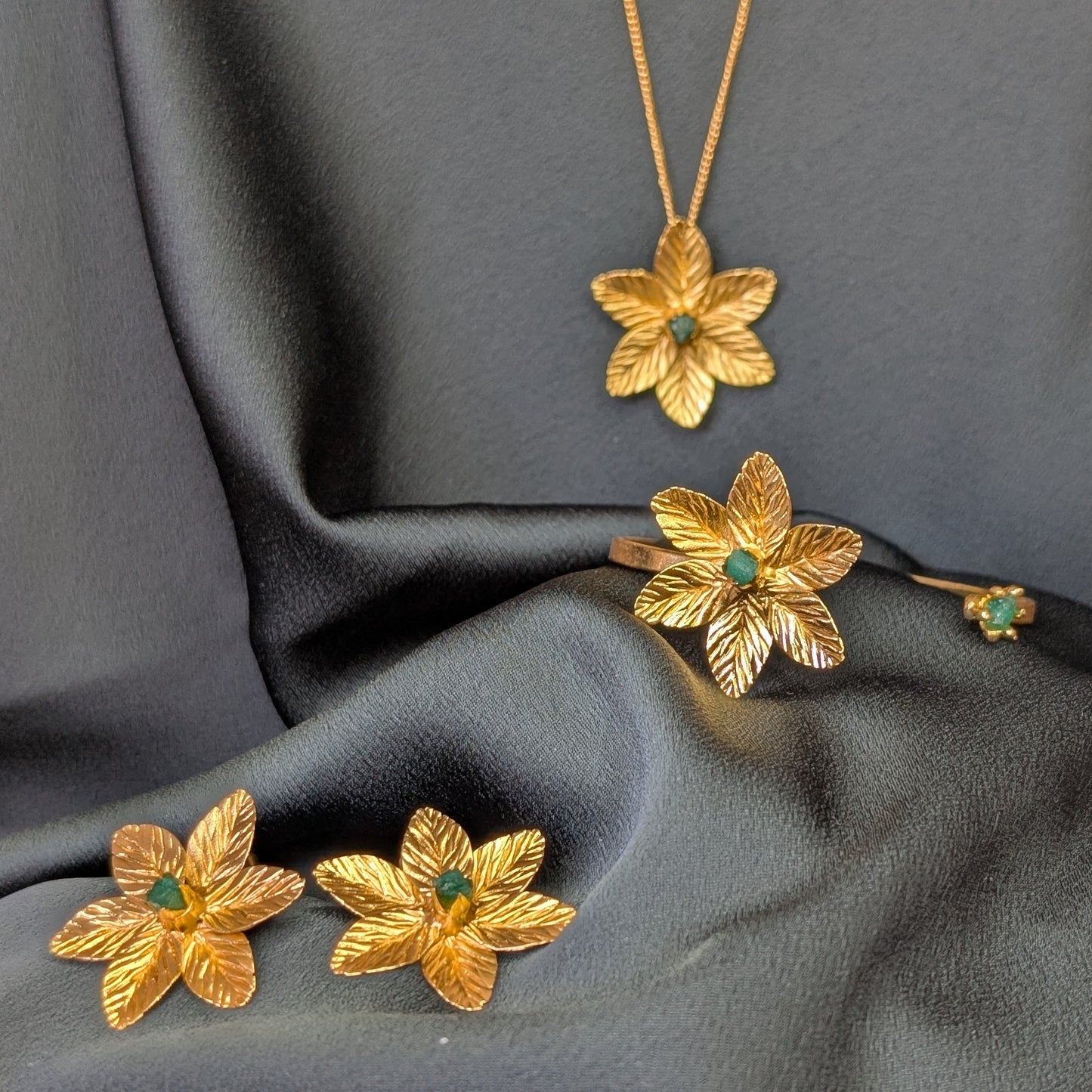 Muze Emerald Flower Pendant Necklace
