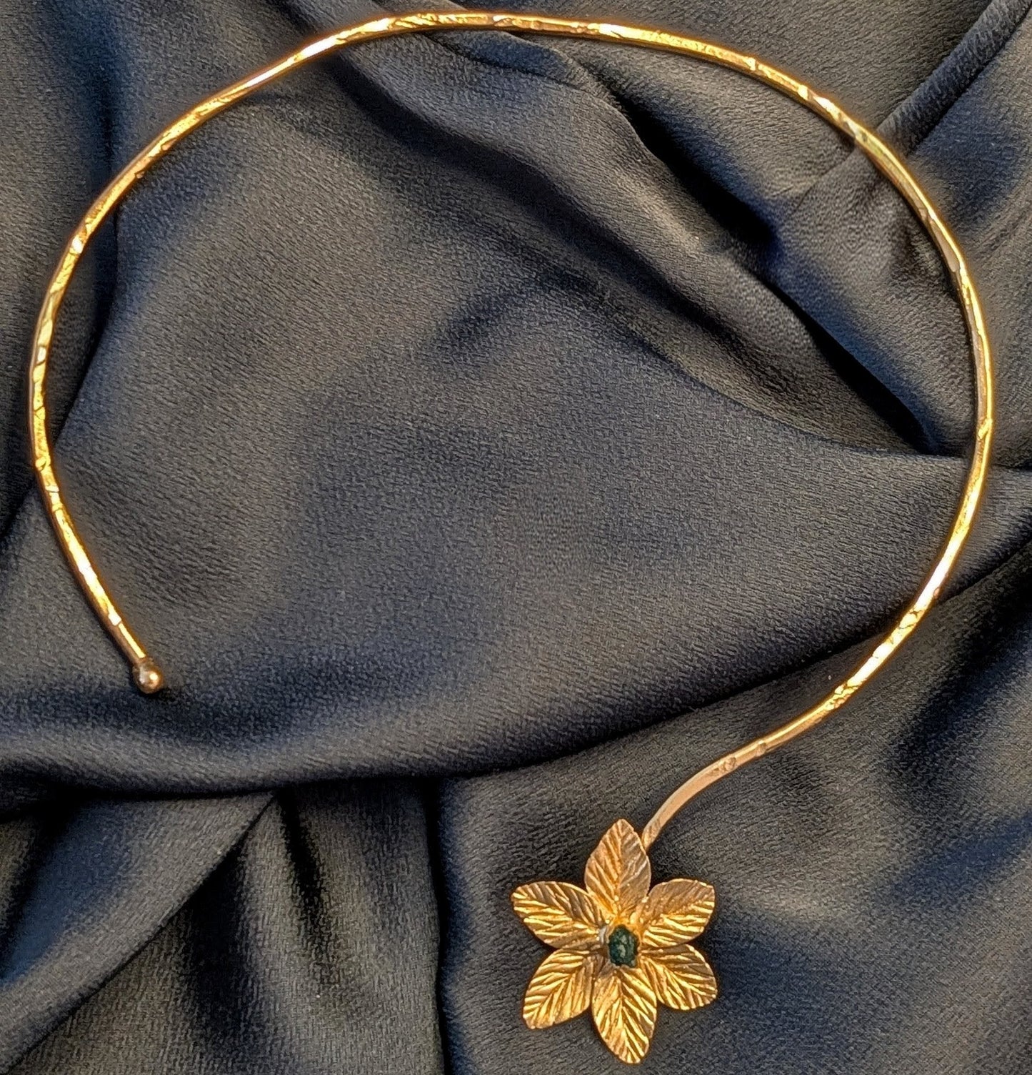Muze Emerald Flower Choker