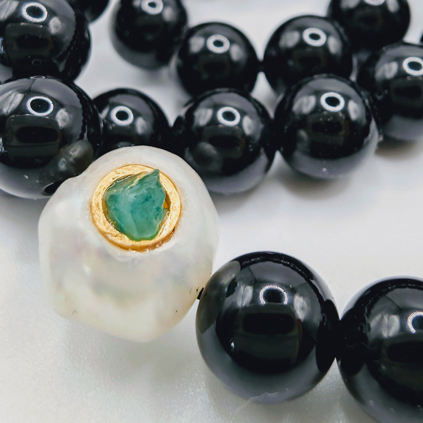 LUNA-Onix Necklace with Pearl and Emerald Pendant